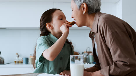 Grandma-and-girl-eating-a-cookie