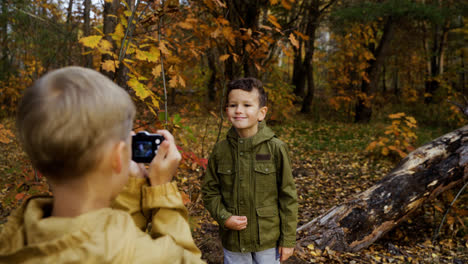 Kid-holding-a-little-camera-outdoors