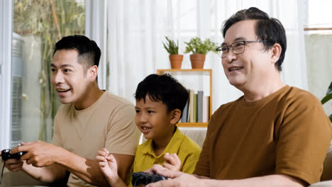 Asiatische-Männer-Und-Jungen-Im-Wohnzimmer