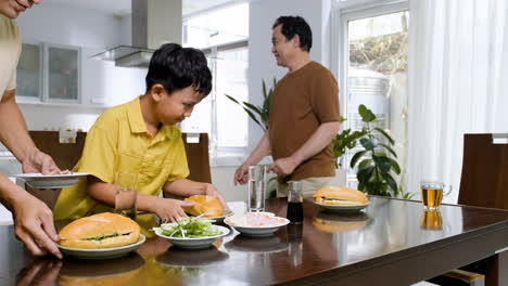 Asiatische-Männer-Und-Jungen-In-Der-Küche