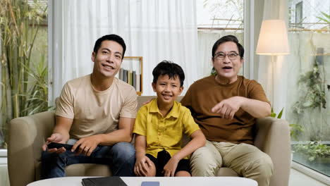 Asiatische-Männer-Und-Jungen-Im-Wohnzimmer