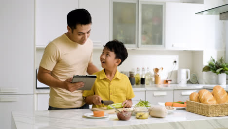 Asiatischer-Mann-Und-Junge-In-Der-Küche