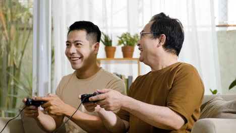 Ältere-Und-Junge-Asiatische-Männer-Im-Wohnzimmer