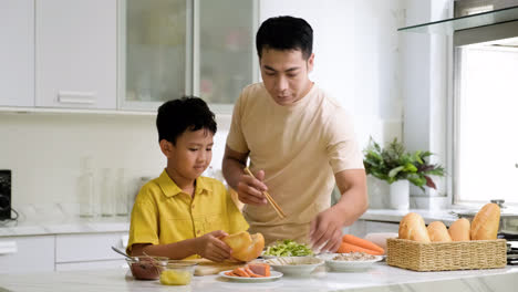 Asiatischer-Mann-Und-Junge-In-Der-Küche