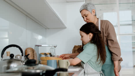 Grandma-and-girl-doing-the-dishes
