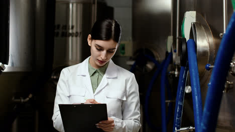 Woman-with-clipboard-in-brewery