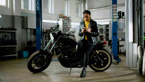 Woman-sitting-on-her-motorbike
