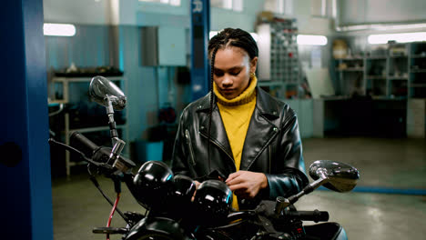 Afroamerikanische-Frau-Auf-Einem-Motorrad