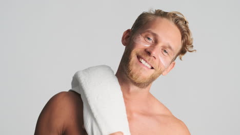 Man-putting-towel-over-his-shoulder