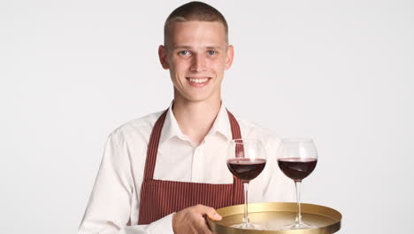 Lächelnder-Kellner-Mit-Gläsern-Wein