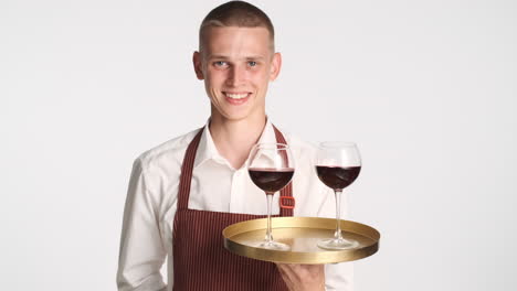 Kellner-Hält-Zwei-Gläser-Wein-Auf-Einem-Tablett