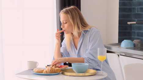 Blonde-woman-having-breakfast-at-home.