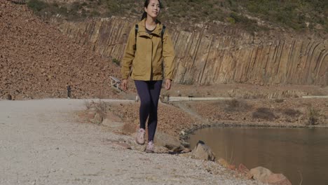 Mujer-Asiática-Caminando-Por-El-Parque-Nacional