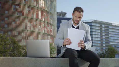 Business-man-working-with-papers-outdoors