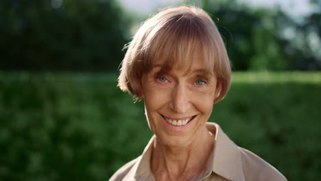 Porträt-Einer-Lächelnden-älteren-Frau,-Die-In-Die-Kamera-Blickt