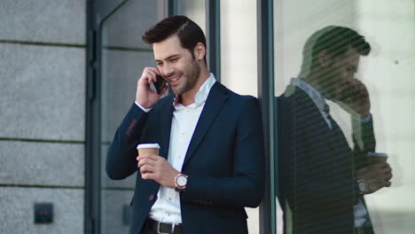 Confused-businessman-talking-on-smartphone-outdoors