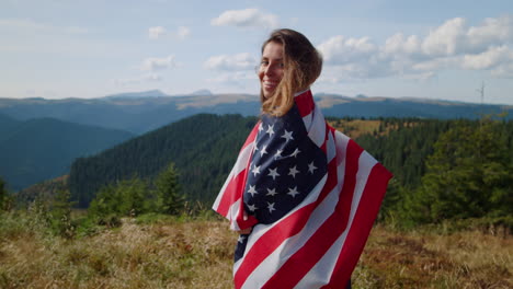 Frau-Hüllt-Sich-In-Die-Amerikanische-Nationalflagge