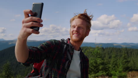 Excursionista-Tomando-Una-Foto-Selfie-En-Un-Teléfono-Inteligente-En-Las-Montañas