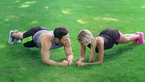 Fitness-couple-training-plank-exercise