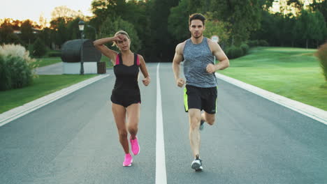 Pareja-Deportiva-Corre-Juntos-En-El-Parque