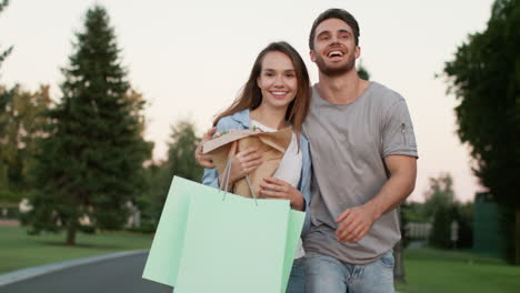 Happy-couple-with-shopping-bags