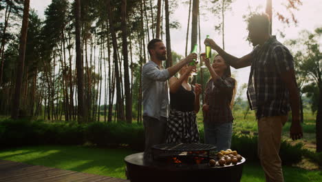 Männer-Kochen-Grill