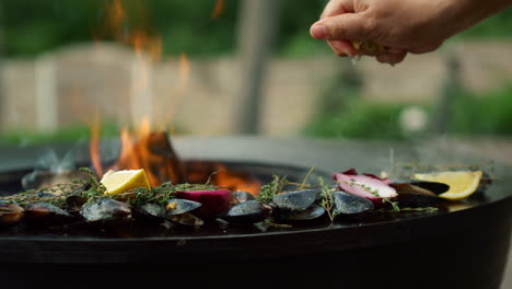 Koch-Kocht-Muscheln-Auf-Dem-Grill