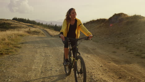 Mujer-Disfrutando-De-Un-Paseo-En-Bicicleta-En-La-Naturaleza