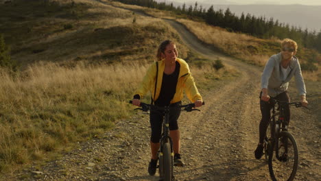 Mujer-Y-Hombre-En-Bicicleta-Por-La-Carretera-De-Montaña.