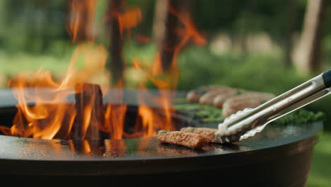 Mann-Kocht-BBQ-Fleisch-Auf-Dem-Grill-Im-Freien