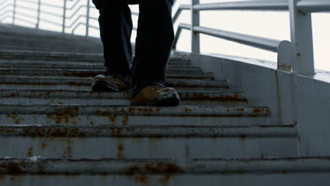 Hombre-Bajando-Las-Escaleras-En-Un-Puente