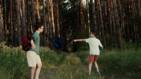 Kids-having-fun-in-the-forest