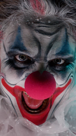 Closeup-of-scary-clown-with-balloon