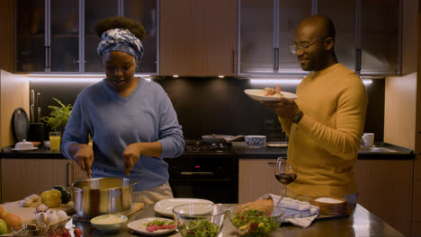 Pareja-Hablando-En-La-Cocina