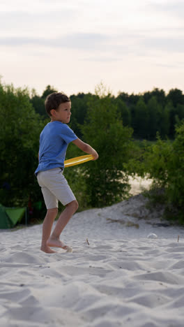 Boy-playing-frisbee-at-the-beach