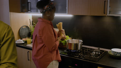 Pareja-Cocinando-En-La-Cocina