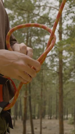 Climber-tying-rope-to-the-harness