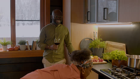 Pareja-Afroamericana-En-La-Cocina