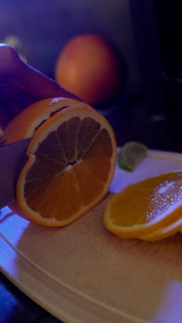 Barkeeper-Schneidet-Eine-Orange