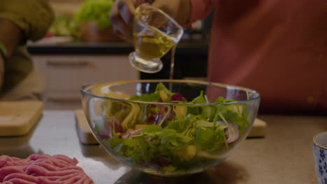 Pareja-Cocinando-En-La-Cocina