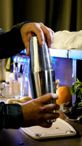 Barkeeper-Bereitet-Einen-Cocktail-Zu