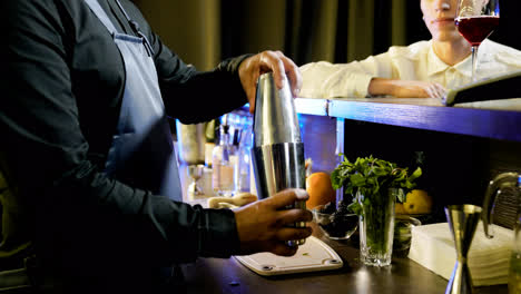 Barkeeper-Bereitet-Einen-Cocktail-Zu