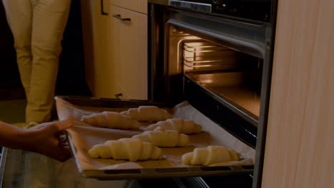 Pareja-Afroamericana-En-La-Cocina