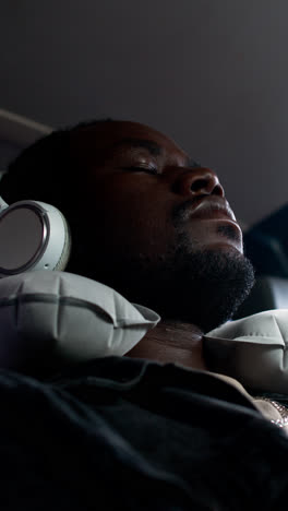 Man-traveling-with-headphones