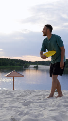 Man-playing-frisbee-at-the-beach