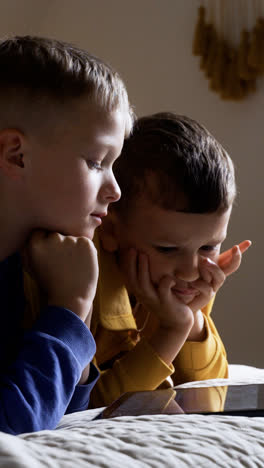 Kids-watching-video-on-tablet