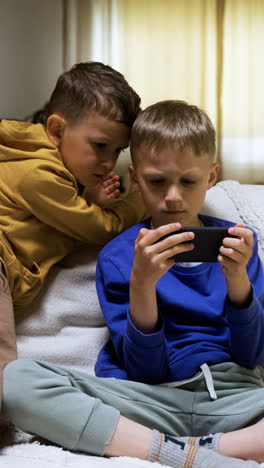 Kid-using-smartphone