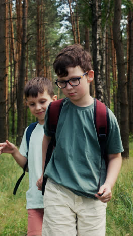 Two-kids-in-the-forest