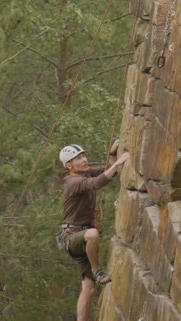 Kletterer-Auf-Einem-Wandfelsen