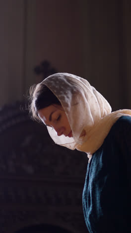Woman-with-veil-at-the-church